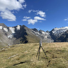 Field site Hohe Mut: A laser scanner on tripod on a alpine meadow, overlooking an alpine crest with sparse remainders of snow | Photo: Cosmic Sense Consortium