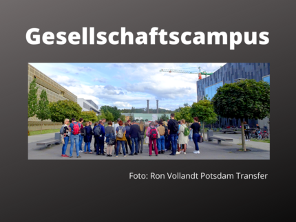 Text: Gesellschaftscampus, Bild: Foto Personengruppe am Campus Golm