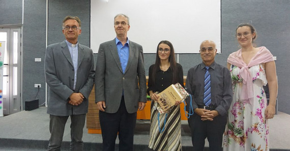 Beim Besuch der Katholischen Universität von Erbil übergeben die Potsdamer Exkursionsteilnehmenden ein Exemplar des Buches „Ferman 74“. Das Foto ist von Valentina Meyer-Oldenburg.
