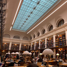 Bibliothek innen, historisches Gebäude, mit Studierenden
