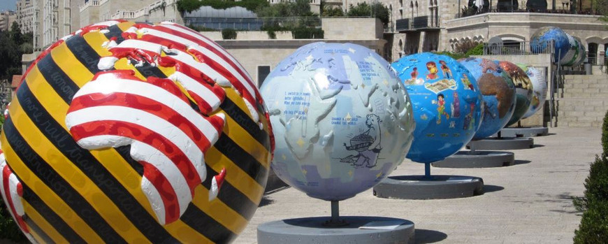 Bunte Globen in einer Reihe im Straßenbild