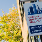 Schild mit Aufschrift der Schule German International School Boston