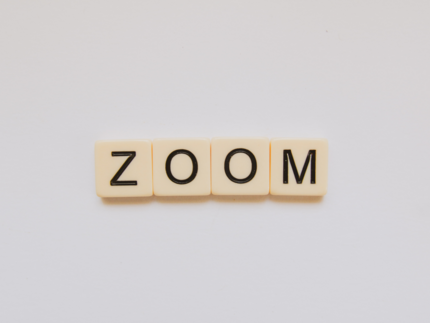 Spielsteine, die das Wort Zoom ergeben