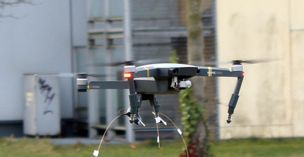 Drohne fliegt auf dem Campus Golm