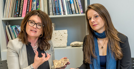 Prof. Maria Mutti and PhD student Wera Schmidt. Photo: Thomas Roese.