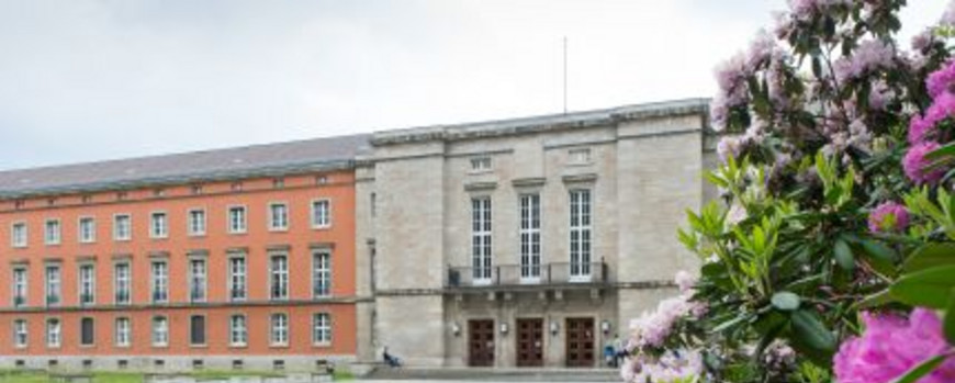 Foto des Fakultätsgebäudes auf dem Campus Griebnitzsee