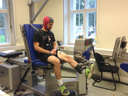 Simultaneous assessment of strength & muscle performance and EEG signals