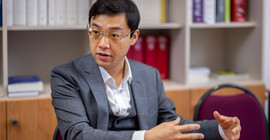 Prof. Lihe Huang von der chinesischen Tongji Universität erforscht die Sprache im Alter.