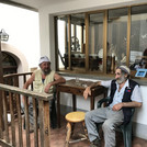 Zwei Männer im Dorf vertieft in ein Gespräch. Foto: Scharnow