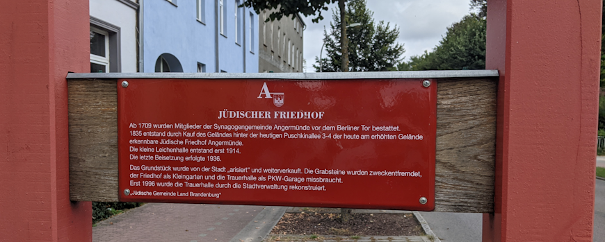 Informationstafel zum jüdischen Friedhof in Angermünde an der Puschkinallee