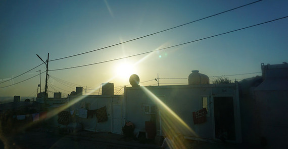 Das Foto zeigt das Geflüchteten-Camp Qadir bei untergehender Sonne. Das Foto ist von Valentina Meyer-Oldenburg.