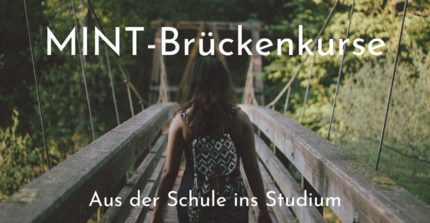 Text: "MINT-Brückenkurse - Aus der Schule in das Studium". Hintergrund: Weiblich gelesene Person mit Rucksack läuft über eine Brücke im Wald