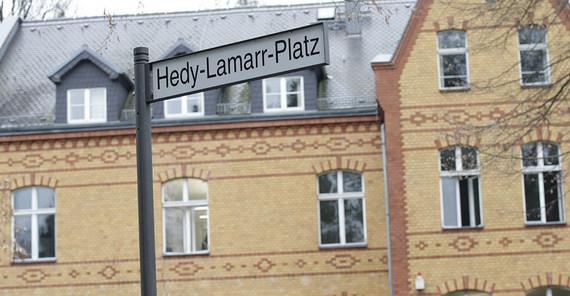Das Schild am Hedy-Lamarr-Platz
