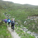 Die Reisegruppe beim wandeln entlang eines bergigen Geländes. Foto: Schröder