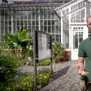 Steffen Ramm begrüßt die Kinder vor dem Botanischen Garten mit seiner Vorlesung „Von Riesen und Zwergen – Rekorde in der Pflanzenwelt“ | Foto: ZIM