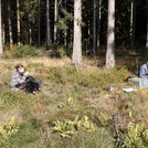 Foto: People sitting on the forest floor, taking soil samples and having fun | Foto: Cosmic Sense consortium