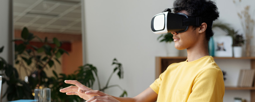 Kind mit VR-Brille vor Computer