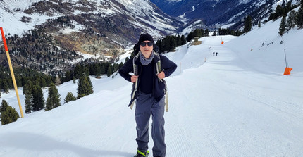 Prof. Marek Zreda, walking up a alpine slope in snow shoes | Photo: Martin Schrön