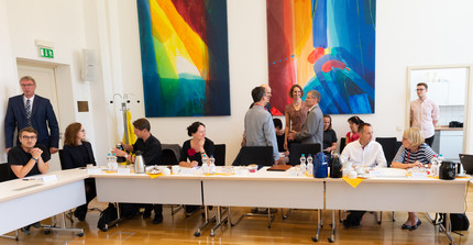 Treffen der Schulleiter:innen in Potsdam. Alle sitzen an einem Tisch