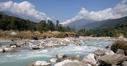 Flussschotter des Seti, Nepal. Im Hintergrund das Annapurna Massif