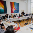 Foto von allen Teilnehmenden vom Kooperationsschultreffen im Senatssaal der Uni Potsdam