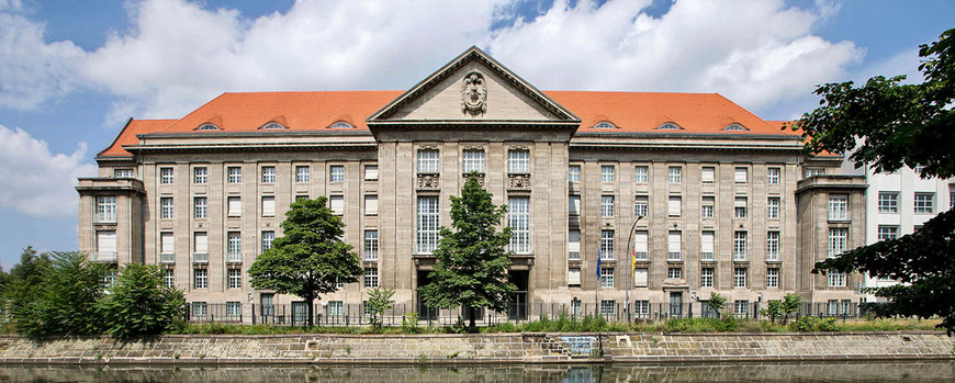 Der Bendlerblock am Berliner Landwehrkanal, Sitz des Bundesverteidigungsministeriums