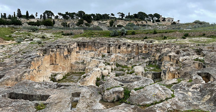 Das Bild zeigt die Ruinen der punischen Nekropole „Tuvixeddu“ auf Sardinien. Foto: Juliane Seip