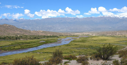 Die südlichen Ausläufe der „Sierra Quilmes“ (links) und der Santa-Maria-Fluss. Im Hintergrund die „Sierra Aconquija“. Foto: Angela Landgraf.
