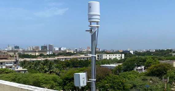 Eine automatische Wetterstation auf dem Dach eines Gebäudes der Universität Cheikh Anta Diop in Dakar.