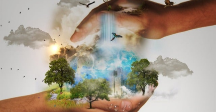 Zwei Hände halten eine grafische Welt mit Bäumen, Tieren, Sonne, Wolken