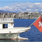 Weißes Boot mit Schweizer Flagge