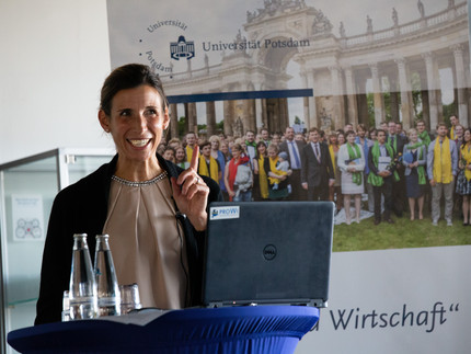 Prof. Dr. Uta Herbst, Inhaberin des Lehrstuhls Marketing an der Universität Potsdam, präsentiert die von der Mittelbrandenburgischen Sparkasse in Auftrag gegebene Partnerkreis Studie.