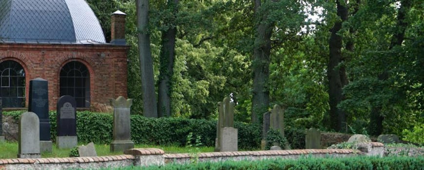 Gräberreihen des Jüdischen Friedhofs unterhalb der Kapelle des kommunalen Friedhofs