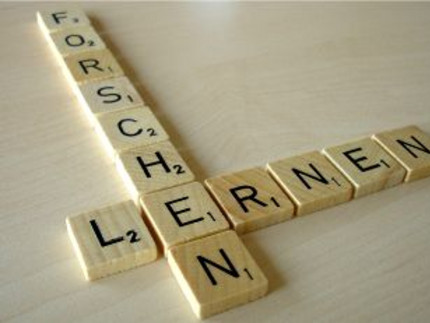 Das Bild zeigt Forschen und Lernen als Buchstaben gekreuzt