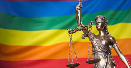 Justitia vor Prideflagge