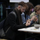 Drei Studierende formen Schweinchen aus Ton bei der Ausstellung des Fachbereichs Kunst.