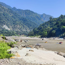 Der Ganges bei Rishikesh mit Blick flussaufwärts. Der Ganges ist hier ein beliebter Ort für Rafting.