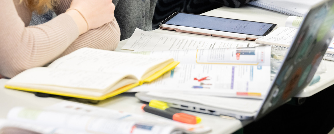 Arbeitsplatz mit Schreibmaterialien und Laptop - Link zur Beschreibung