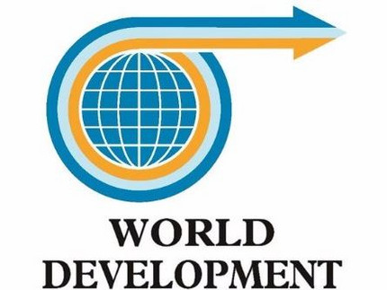 Eine Weltkugel mit blauen und orangefarbenen Streifen ist abgebildert. darunter befindet sich der Schriftzug World Development. Der Hintergrund ist weiß.