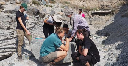 Mitglieder der Gruppe bei der Analyse von vulkanischen Ablagerungen am Rand des Maars von Acigöl. Foto: Ariane Müting