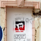 Graffiti, Villa der Familie Trabelsi, Gammarth: Interaktion zwischen mehreren Graffitis. Von oben: „Free Tox“ (Forderung um Haftbefreiung des englischen Graffitikünstlers TOX). Darunter ein Graffiti der Künstlerin Willis: „Dieser Typ verdirbt uns den Spaß.“ Zudem kann „Gars nous chie“ auch als Wortspiel für „Ghannouchi“ den Vorsitzenden der islamistischen Ennahda-Partei gelesen werden. Rechts davon: Imitat der Karikaturen und Graffiti von Willis: „Da hat dich wohl einer angepinkelt.“ Darunter: Verweis auf die Facebook-Seite: „lindic.tn“