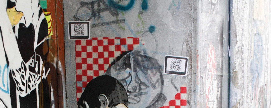 Bedeutungsinteraktion zwischen Graffitis und Stickern, Berlin, 2011