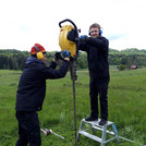 Foto: Two people with ear protectors drilling a hole with a cobra drill | Foto: Cosmic Sense consortium