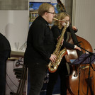 Mann spielt Trompete, im Hintergrund spielt eine Frau Kontrabass. Das Foto ist von Sandra Scholz