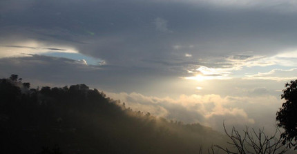 Wolkenbehangene Berglandschaft. Foto: S.Dey