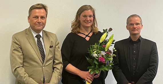 Dr. Britta van Kempen after her election as Vice President for Teaching and Studies with the President of the University of Potsdam, Prof. Oliver Günther, Ph.D. (l.), and the Chairman of the Senate of the University of Potsdam, Prof. Dr. Andreas Borowski (r.).