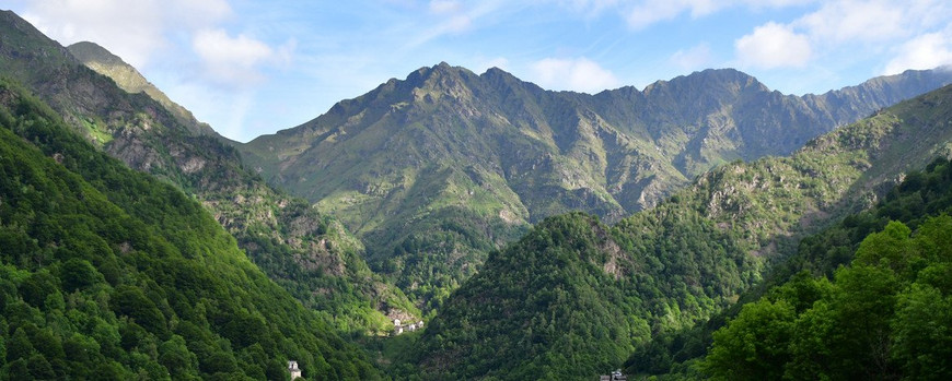 Ausblick auf die Piemontesischen Alpen und den Ort Rimella.