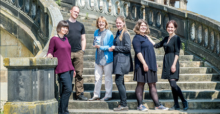 Stolze Herausgeberin mit den Autorinnen und Autoren am Neuen Palais. Foto: Karla Fitze.