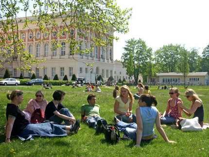 Studierende auf Wiese am Neuen Palais