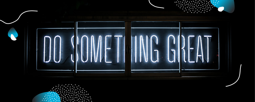 Beleuchteter Neonschriftzug mit dem Titel: Do something great auf einem schwarzen Hintergrund